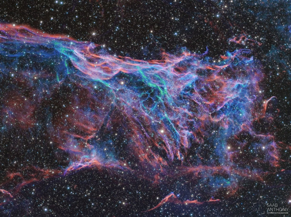 Zdjęcie przedstawia Trójkątny Kosmyk Fleminga, część Mgławicy Welon, czyli pozostałości po supernowej.  
Więcej szczegółowych informacji w opisie poniżej.