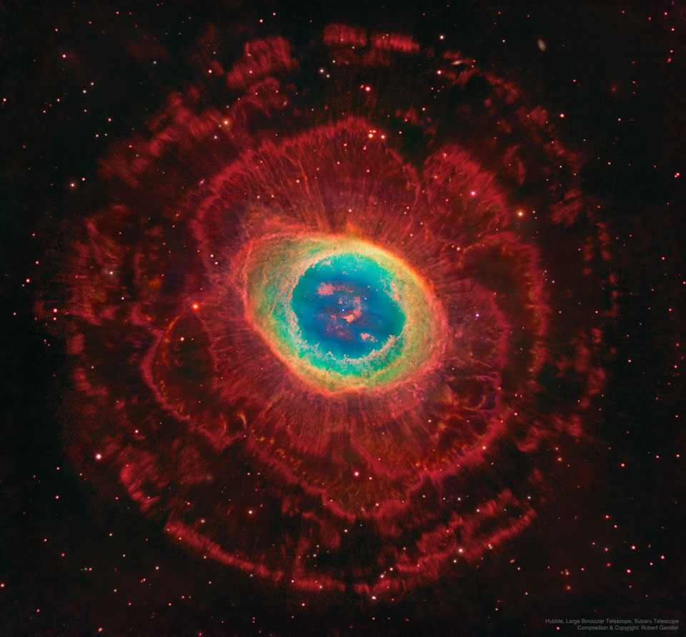 Zdjęcie przedstawia szerokokątny obraz M57, Mgławicy Pierścień, ukazując kilka
zewnętrznych pierścień, które zwykle są niewidoczne. Zobacz opis. Po liknięciu zdjęcia
wyświetli obraz o największej dostępnej rozdzielczości.