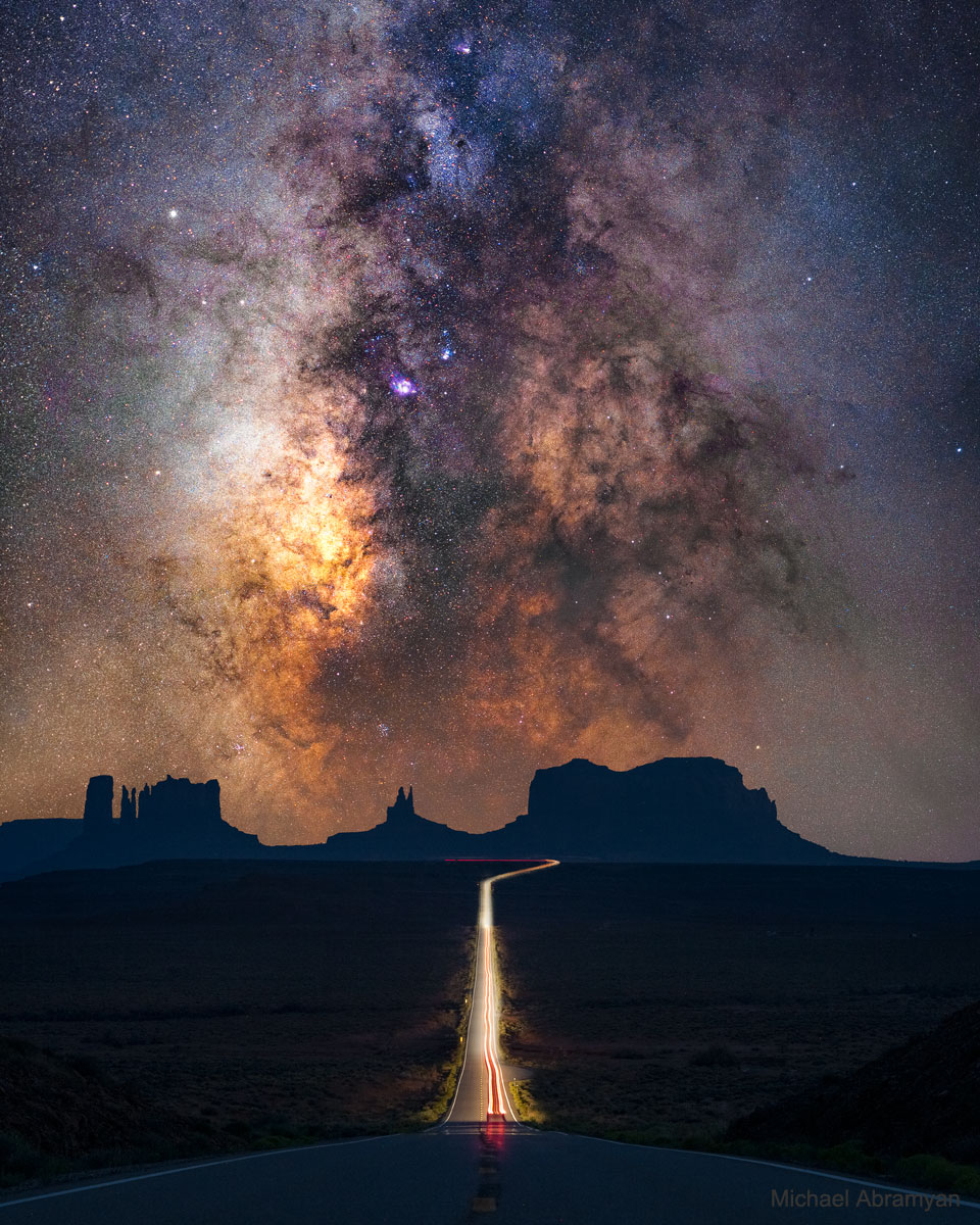 Zdjęcie ukazuje złożony obraz Doliny Pomników, w amerykańskim stanie Utah oraz płaszczyzny Drogi Mlecznej z wyraźnie widocznym Centrum Galaktyki.
Więcej szczegółowych informacji w opisie poniżej.
