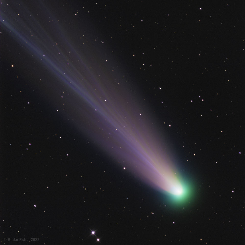 Zdjęcie pokazuje wygląd Komety Leonarda widzianej o zmierzchu
2 stycznia 2022 z Siding Spring w Australii. Kometa pokazuje jasną
zieloną komę oraz długi i wyraźny warkocz jonowy. Zobacz opis.
Po kliknięciu na obrazek załaduje się wersja
 o największej dostępnej rozdzielczości.
