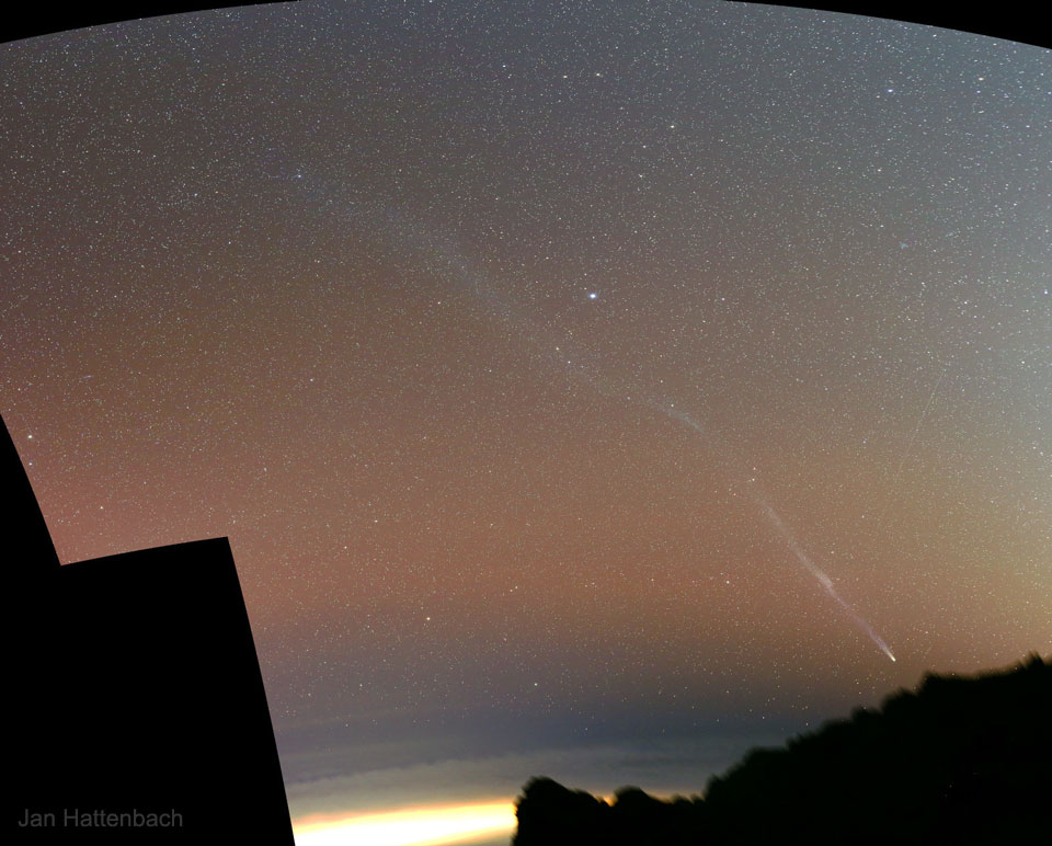 Zdjęcie pokazuje Kometę Leonarda popisującą się bardzo długim warkoczem jonowym,
sfotografowanym z Wysp Kanaryjskich pod koniec grudnia zeszłego roku. 
Zobacz opis. Po kliknięciu obrazka załaduje się wersja
 o największej dostępnej rozdzielczości.