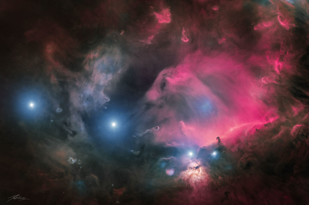 Prezentowane zdjęcie ukazuje pas trzech gwiazd w gwiazdozbiorze Oriona oraz otaczający je pył i gaz. Ze zdjęcia usunięto wszystkie gwiazdy.
Więcej szczegółowych informacji w opisie poniżej.