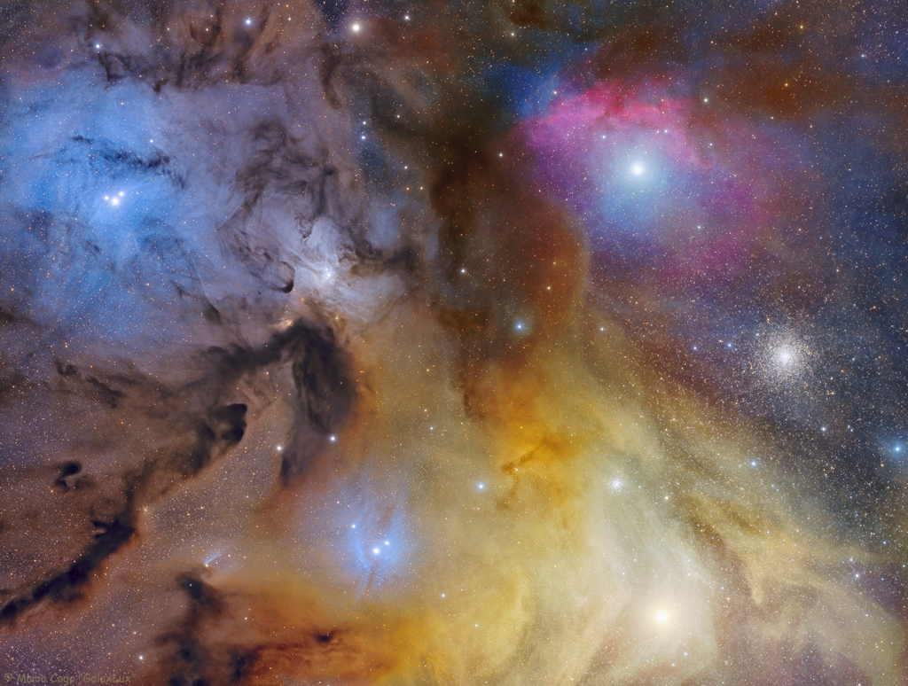 Prezentowane zdjęcie przedstawia jasną gwiazdę Antares oraz znajdujące się w pobliżu na niebie inne jasne gwiazdy, a także ciemny pył i kolorowe obłoki gazu.
Więcej szczegółowych informacji w opisie poniżej.