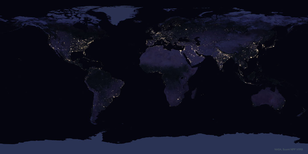 Prezentowane zdjęcie ukazuje, jak Ziemia wygląda nocą, gdy widoczne są wytworzone przez człowieka światła. Zdjęcie składa się ze zdjęć oraz danych zebranych przez 
satelitę Suomi NPP. Więcej szczegółowych informacji w opisie poniżej.