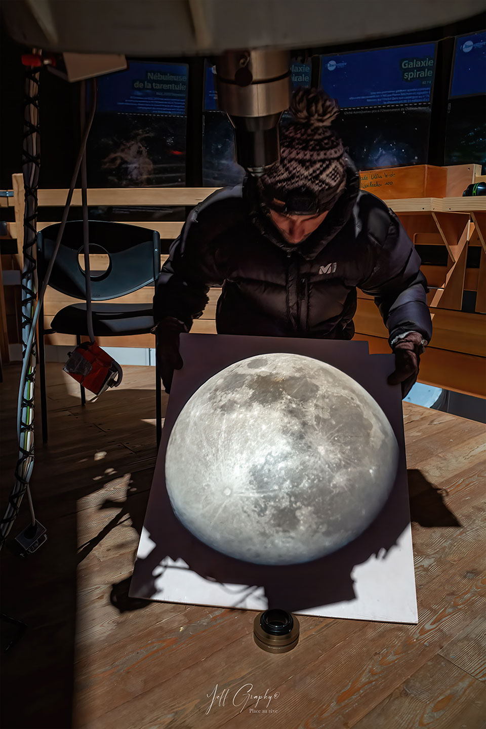Prezentowane zdjęcie ukazuje bezpośrednią projekcję ostatniej pełni księżyca, zarejestrowaną przez średniej wielkości teleskop, znajdujący się wysoko w Alpach Francuskich.
Więcej szczegółowych informacji w opisie poniżej.