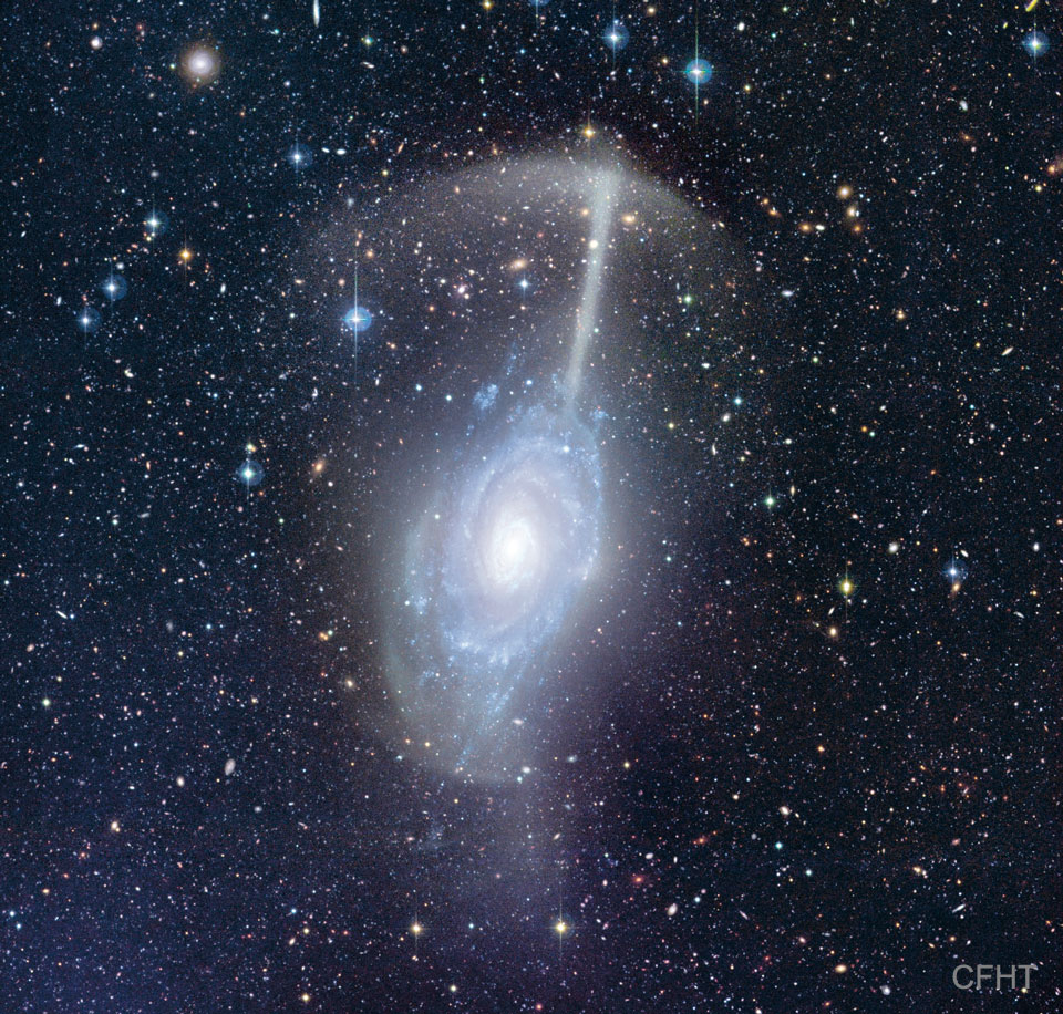 Prezetowane zdjęcie przedstawia połączone galaktyki pod wspólną nazwą Galaktyki Parasol. Szczątki jednej z galaktyk przypominają parasol rozpostarty nad drugą galaktyką.
Więcej szczegółowych informacji w opisie poniżej.