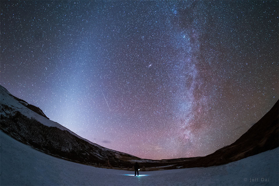 Opisywane zdjęcie pokazuje nocne niebo nad Chinami, zawierające pas
światła zodiakalnego po lewej oraz centralny pas Drogi Mlecznej po prawej.
Zobacz opis. Po kliknięciu obrazka załaduje się wersja o największej dostępnej
rozdzielczości.