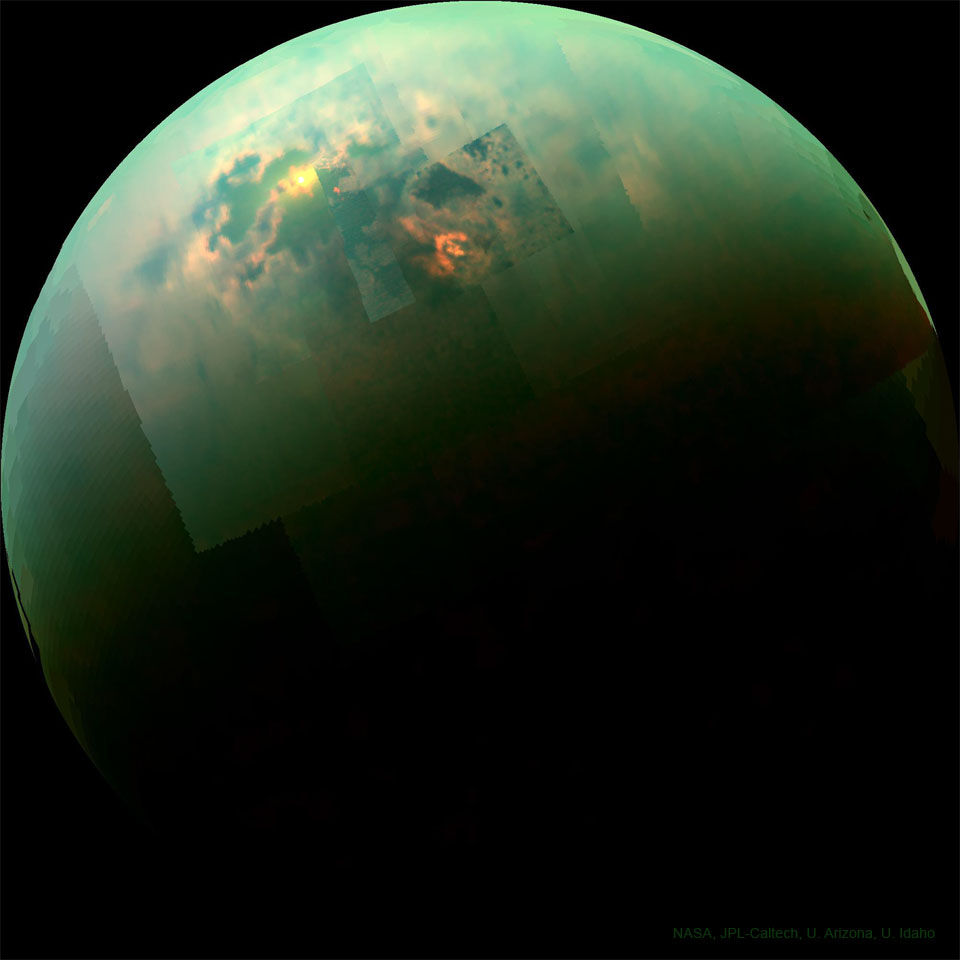 Prezentowane zdjęcie przedstawia księżyc Saturna, Tytana, sfotografowany przez misję Cassini w 2014 roku. Obraz w podczerwieni
zabarwiony jest na zielono i ukazuje jasny odblask na morzach powierzchniowych. Więcej szczegółowych informacji w opisie poniżej.