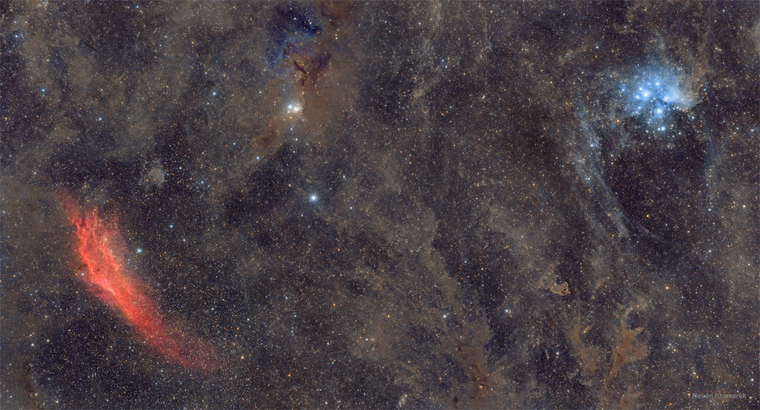 Prezentowane zdjęcie ukazuje szerokie pole, zawierające czerwoną Mgławicę Kalifornia, daleko po lewej, niebieską gromadę gwiazd Plejady oraz dużo brązowego 
pyłu międzygwiezdnego pomiędzy nimi. Więcej szczegółowych informacji w opisie poniżej.