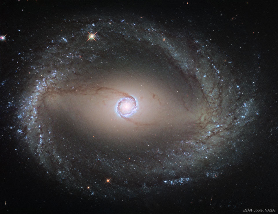 Prezentowane zdjęcie ukazuje galaktykę spiralną NGC 1512, sfotografowaną przez Kosmiczny Teleskop Hubble'a. 
W galaktyce widoczne są dwa pierścienie otaczające jej centrum.
Więcej szczegółowych informacji w opisie poniżej.