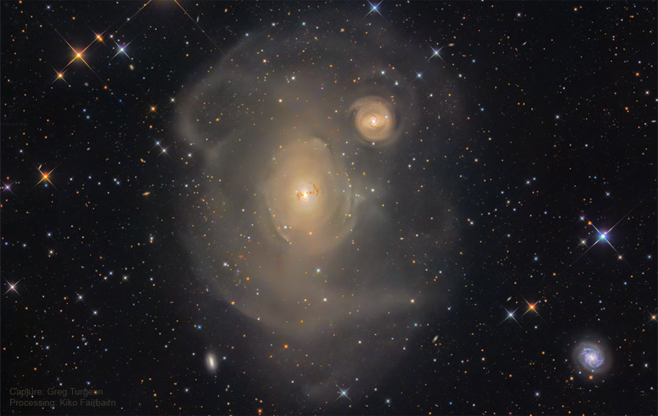 Prezentowane zdjęcie ukazuje głęboką ekspozycję olbrzymiej galaktyki eliptycznej, cechującej się licznymi, koncentrycznymi powłokami, w których zanurzona jest mniejsza galaktyka.
      Bardziej szczegółowe informacje w opisie poniżej.
