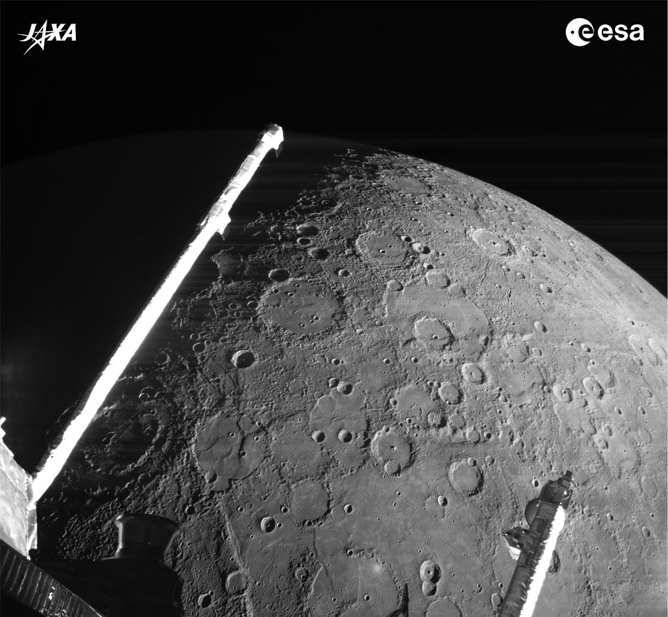 Prezentowane zdjęcie przedstawia pokrytą kraterami powierzchnię Merkurego, a także elementy, należącej do agencji ESA oraz JAXA, sondy kosmicznej BepiColombo. 
Więcej szczegółowych informacji w opisie poniżej.