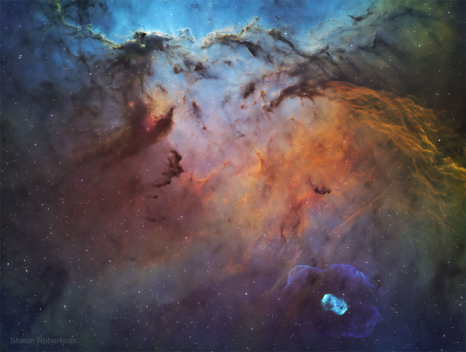 Prezentowane zdjęcie ukazuje mgławice NGC 6188 oraz NGC 6164.
Ta pierwsza jest obszarem formującym gwiazdy, wypełnionym przez świecący gaz oraz pył, który układa się w kształt przypominający smoki. Mniejsza NGC 6164 
widoczna jest u dołu, po prawej, jako mgławica emisyjna, powstała dzięki masywnej gwieździe w swym centrum.
Więcej szczegółowych informacji w opisie poniżej.