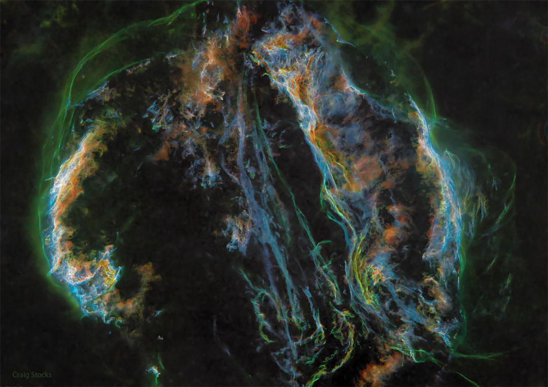 Prezentowane zdjęcie przedstawia złożenie długich ekspozycji Mgławicy Welon, świecącej, gazowej pozostałości po wybuchu supernowej, który miał miejsce 
       mniej więcej 10 tysięcy lat temu. Więcej szczegółowych informacji w opisie poniżej.