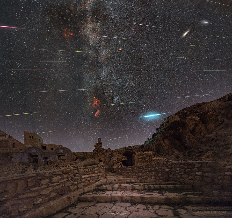 Opisywany obraz przedstawia mozaikę zdjęć z dużą liczbą zarejestrowanych
śladów meteorów nad ruinami starożytnej wsi.
Zobacz opis. Po najechaniu kursorem na zdjęcie pokaże się opisana wersja.
Po kliknięciu obrazka załaduje się wersja
 o największej dostępnej rozdzielczości.