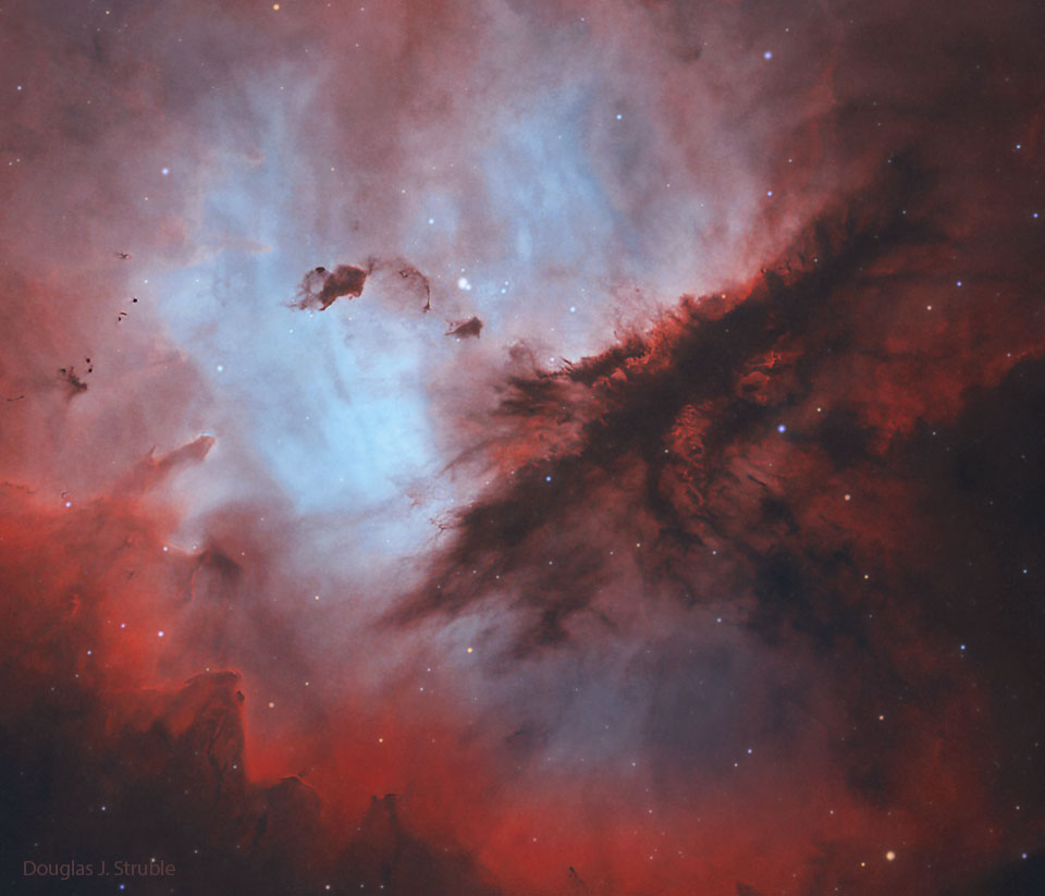 Opisywane zdjęcie przedstawia struktury pyłu międzygwiazdowego
znajdujące się wewnątrz NGC 281, Mgławicy Pacman. Ciemne struktury
widoczne są na tle świecącego na czerwono tła.
Zobacz opis. Po kliknięciu obrazka załaduje się wersja
 o największej dostępnej rozdzielczości.