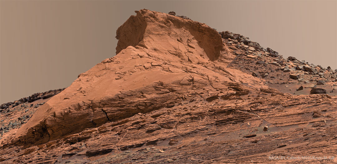 Opisywane zdjęcie pokazuje niezwykłą i stromą formację skalną na Marsie
Zobacz opis. Po przesunięciu obrazka pojawi się wersja o największej dostępnej rozdzielczości.