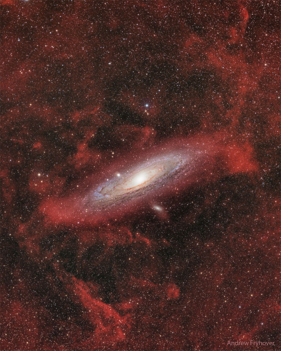 Opisywane zdjęcie pokazuje pobliską galaktykę M31, otoczoną
przez nieznane świecące na czerwono obłoki. Zobacz opis. Po kliknięciu obrazka załaduje się wersja
 o największej dostępnej rozdzielczości.