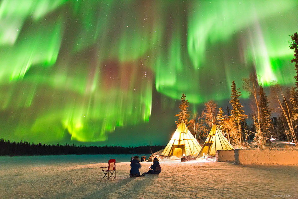 Przedstawiane zdjęcie pokazuje tipi pod nocnym niebiem
oświetlonym mnogością zielonych zórz polarnych,Zobacz opis.
Po kliknięciu obrazka załaduje się wersja
 o największej dostępnej rozdzielczości.