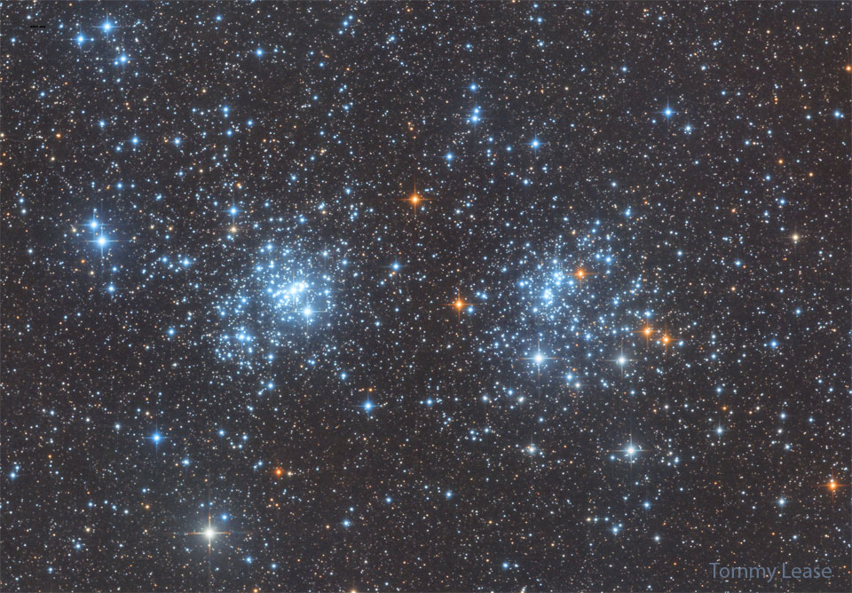 Prezentowane zdjęcie przedstawia dwie gromady niebieskich gwiazd, znajdujące się blisko siebie. 
Więcej szczegółowych informacji w opisie poniżej.