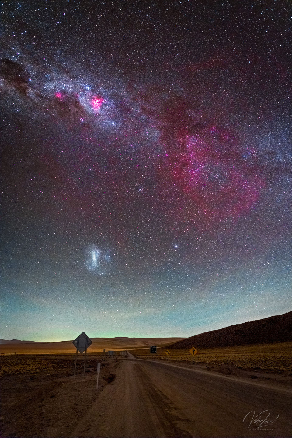 Opisywane zdjęcie pokazuje wspaniały obraz nieba z brązową
pustynną drogą na pierwszym planie oraz niebem zawierającym pas
Drogi Mlecznej uzupełniony wielką czerwoną poświatą po prawej,
którą jest ciemna Mgławica Gum. Widoczna jest także galaktyka WOM.
Zobacz opis. Po kliknięciu obrazka załaduje się wersja
 o największej dostępnej rozdzielczości.