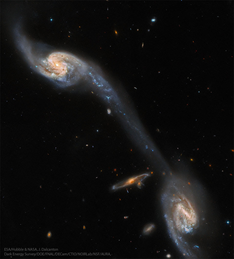 Opisywane zdjęcie pokazuje kilka oddziałujących
ze sobą wzajemnie galaktyk spiralnych z mostem gwiazd
i gazu łączącym dwie najjaśniejsze z nich.
Zobacz opis. Po kliknięciu obrazka załaduje się wersja
 o największej dostępnej rozdzielczości.