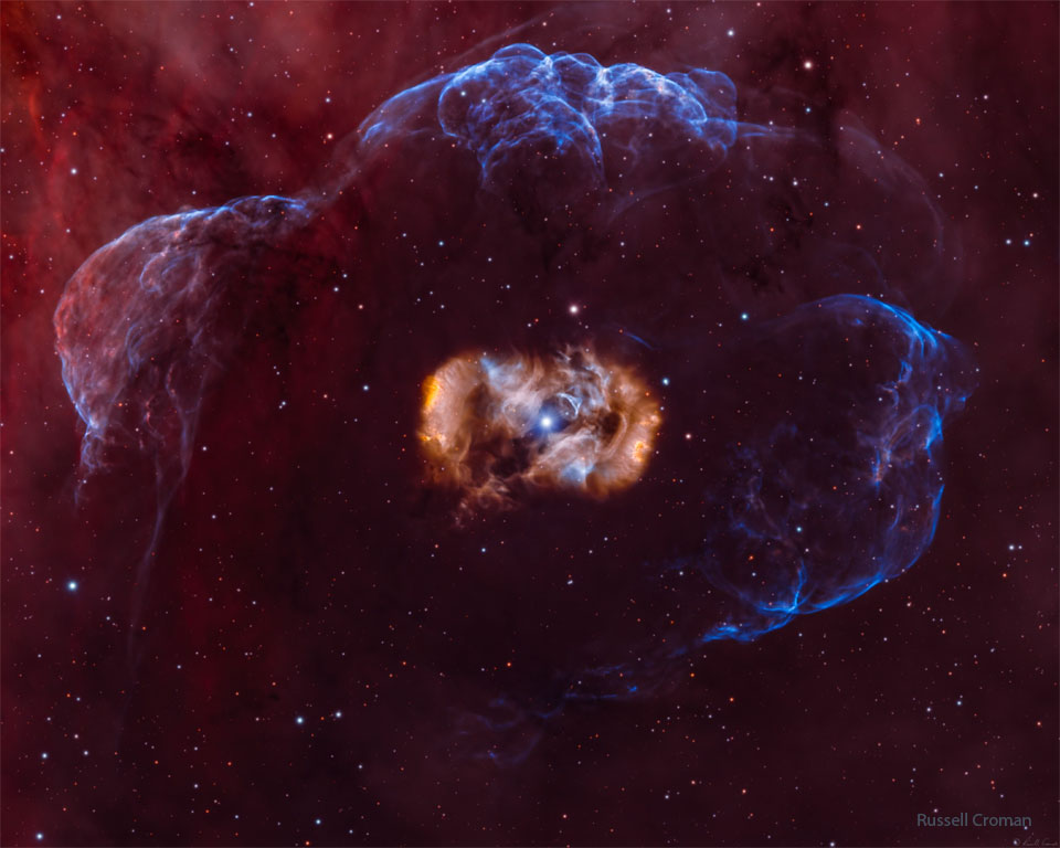 Opisywane zdjęcie ukazuje gwiazdę wewnątrz symetrycznej, lecz
złożonej wielobarwnej mgławicy, otoczonej w całości przez delikatną błękitną
mgławicę. Zobacz opis. Po kliknięciu obrazka załaduje się wersja
 o największej dostępnej rozdzielczości.