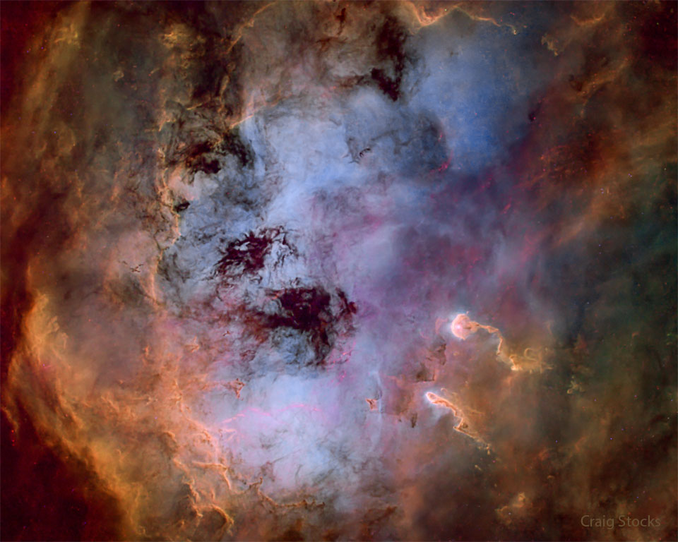 Prezentowane zdjęcie przedstawia świecący obszar formowania gwiazd bogaty w świecący gaz oraz ciemny pył. Dwa pyłowe filary po prawej stronie przypominają kijanki.
Więcej szczegółowych informacji w opisie poniżej.