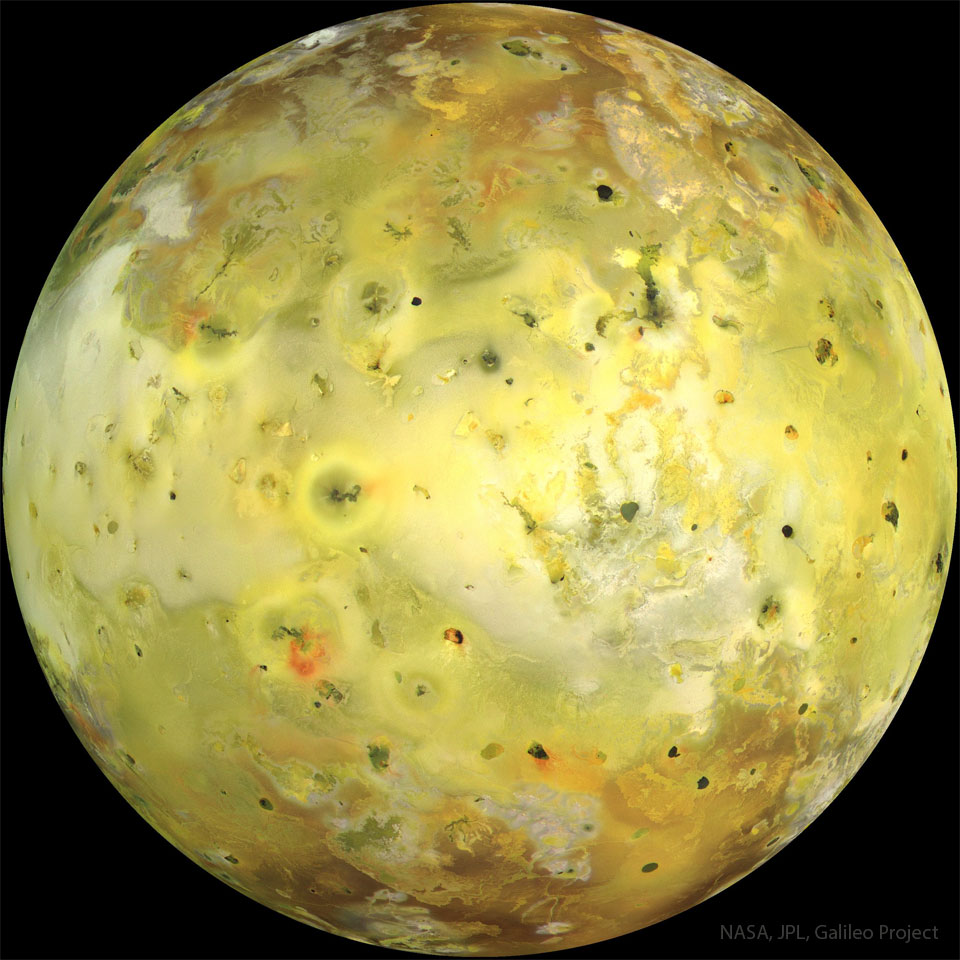 Opisywane zdjęcie pokazuje jowiszowy księżyc Io, który jest
jaskrawożółty od siarki oraz pokryty wulkanami i krami lawowymi.
Zobacz opis. Po kliknięciu obrazka załaduje się wersja
 o największej dostępnej rozdzielczości.