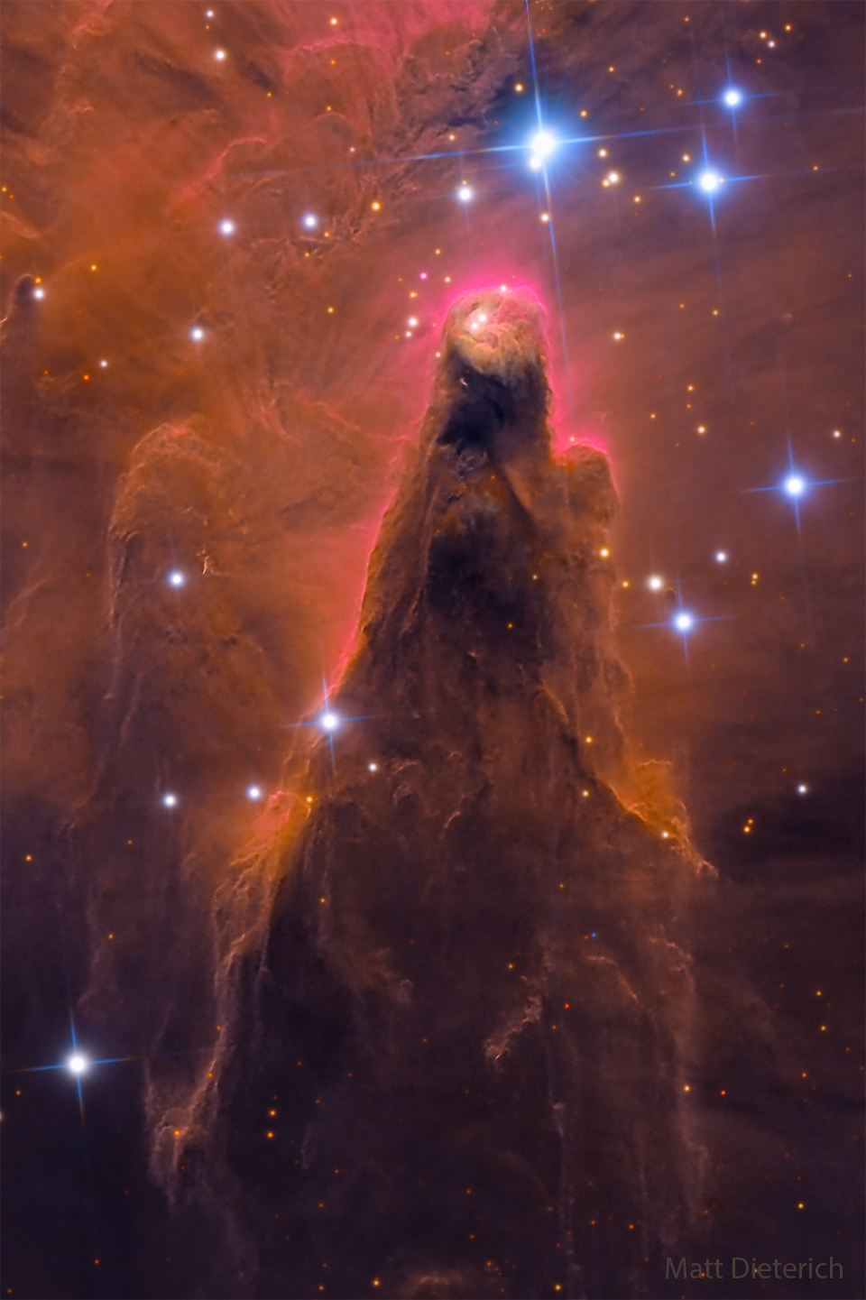 Na zdjęciu sfotografowano stożkowy słup pyłu międzygwiazdowego. Ów słup
jest przeważnie brązowo-czerwony, otaczają go jednak gwiazdy. Zobacz opis.
Po kliknięciu obrazka załaduje się wersja
 o największej dostępnej rozdzielczości.