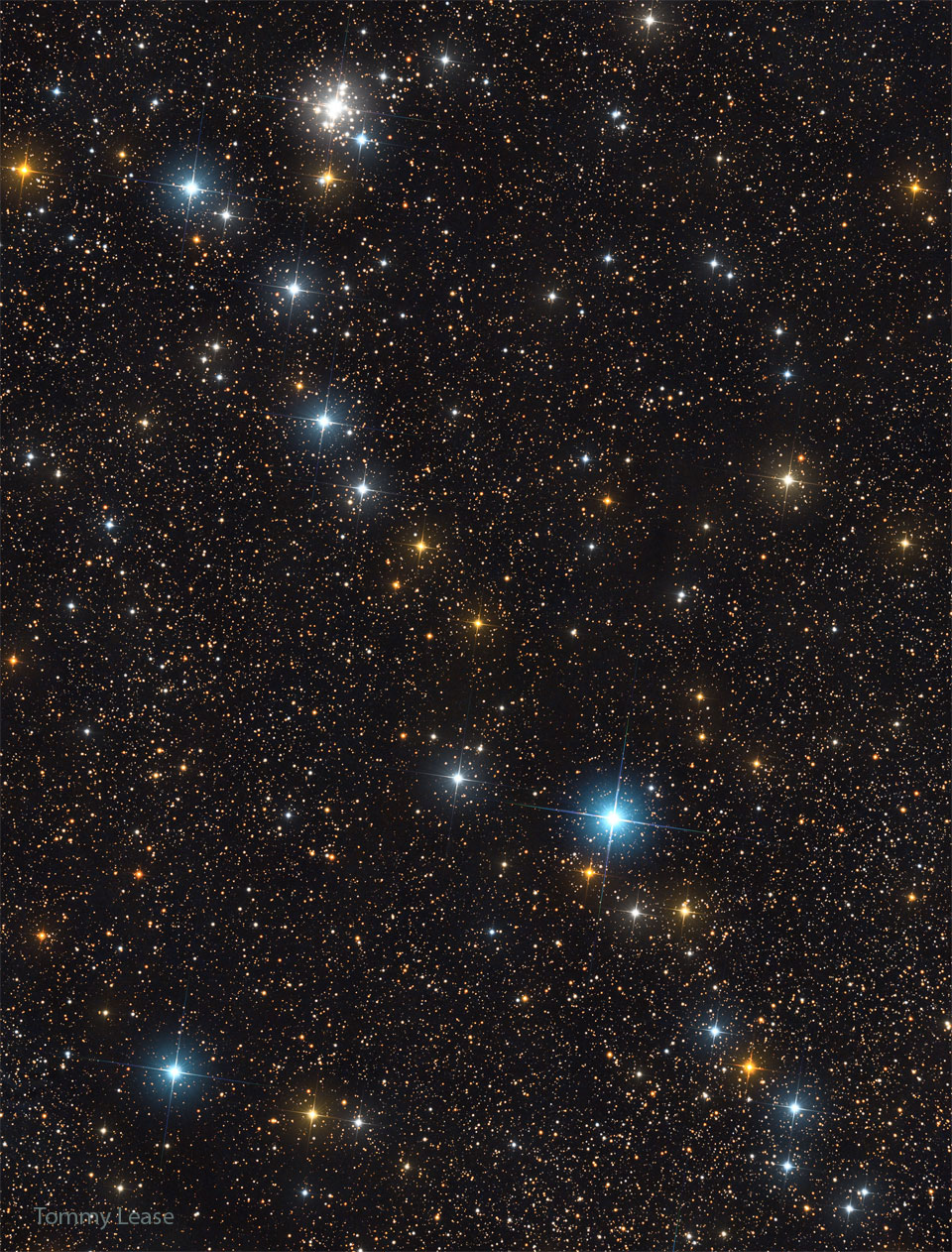Prezentowane zdjęcie ukazuje linię jasnych gwiazd rozciągniętą ukośnie przez pole ciemniejszych gwiazd. W pobliżu górnej, lewej części zdjęcia widoczna jest również gromada gwiazd.
Więcej szczegółowych informacji w opisie poniżej.