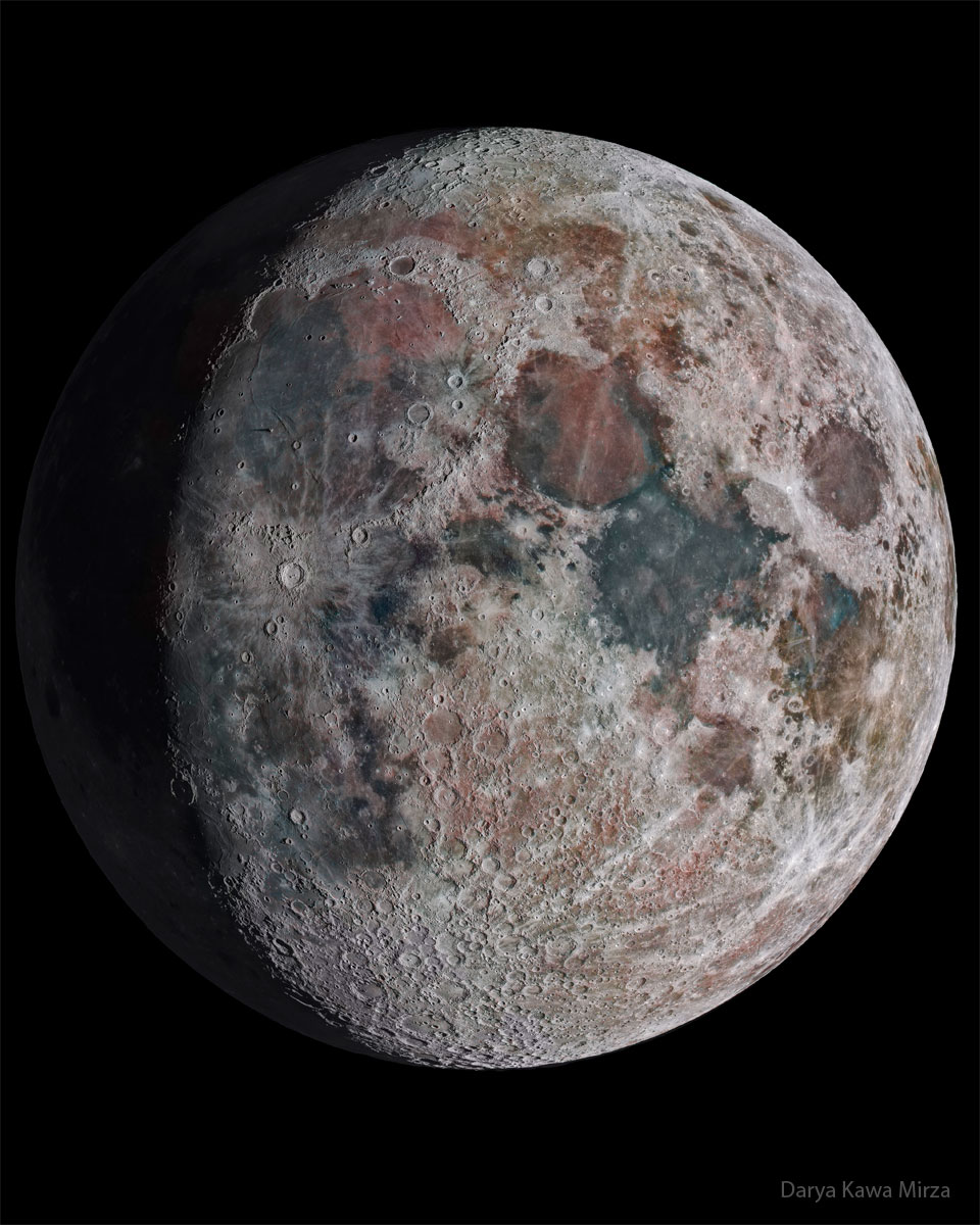 Na zdjęciu pokazano Księżyc ze wzmocnionymi szczegółami i kolorami. 
Zobacz opis. Po kliknięciu obrazka załaduje się wersja
 o największej dostępnej rozdzielczości.