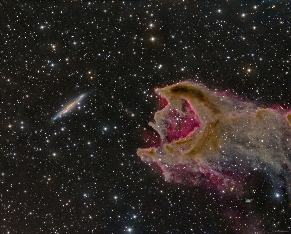 Opisywane zdjęcie pokazuje odległą galaktykę po lewej obok
obłoku gazu po prawej. W obłoku gazu po tej samej stronie co
galaktyka znajduje się otwór.
Zobacz opis. Po kliknięciu obrazka załaduje się wersja
 o największej dostępnej rozdzielczości.