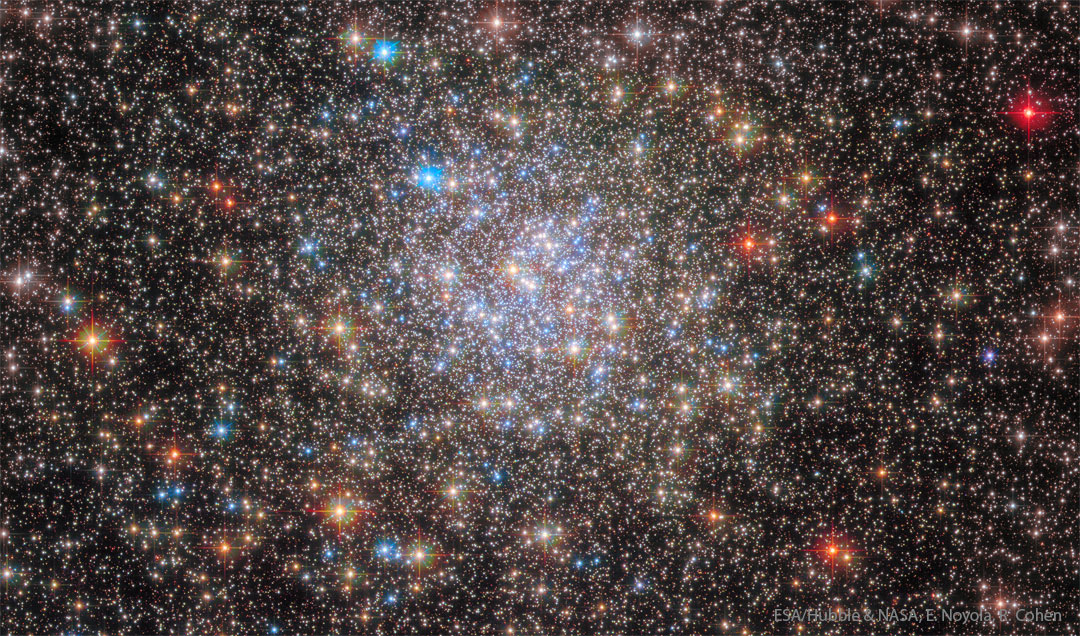 Kula tysięcy gwiazd mieni się słabymi kolorami, jednak niektóre gwiazdy mają żywe zabarwienie. Więcej szczegółowych informacji w opisie poniżej.