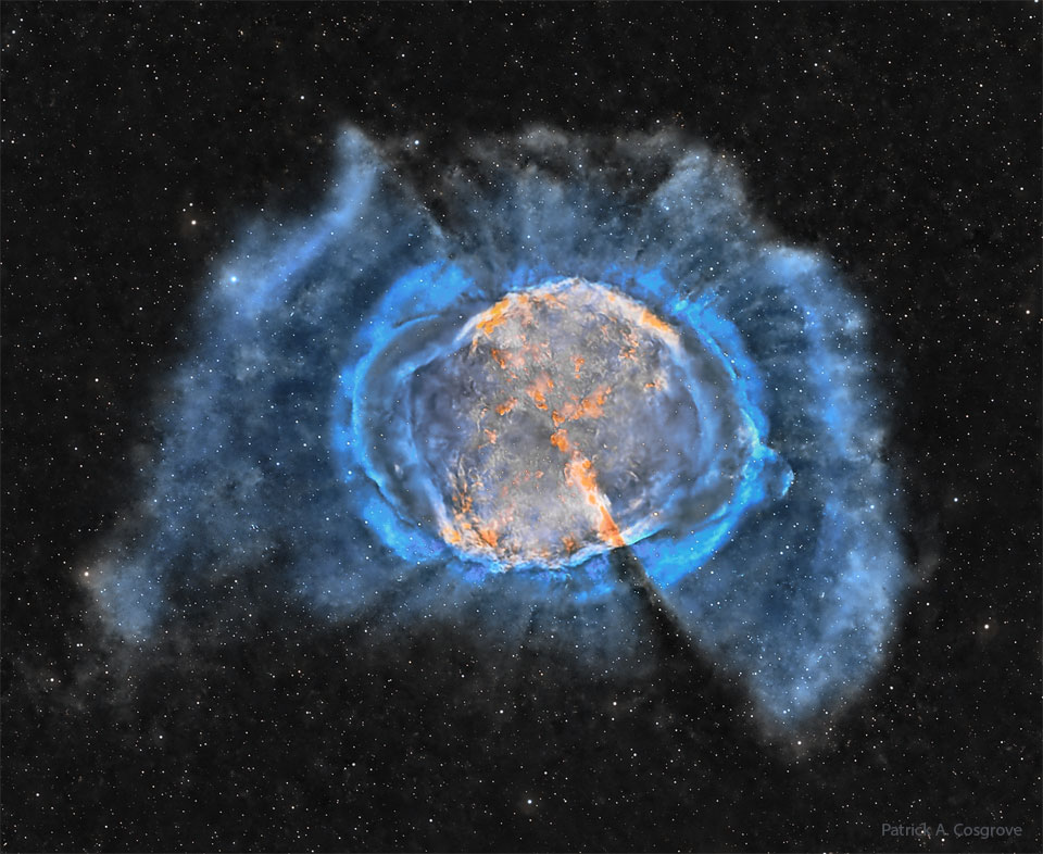Na zdjęciu widoczny jest rozległy obłok międzygwiazdowego gazu, pomarańczowy w środku z niebieskimi, zewnętrznymi włóknami. 
Na ciemnym tle widać również wiele gwiazd. Więcej szczegółowych informacji w opisie poniżej.