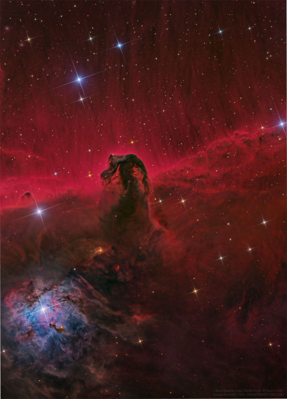 Na czerwonym tle widoczna jest ciemna mgławica przypominająca kształtem głowę konia. 
Całe zdjęcie wypełnione jest gwiazdami. Więcej szczegółowych informacji w opisie poniżej.