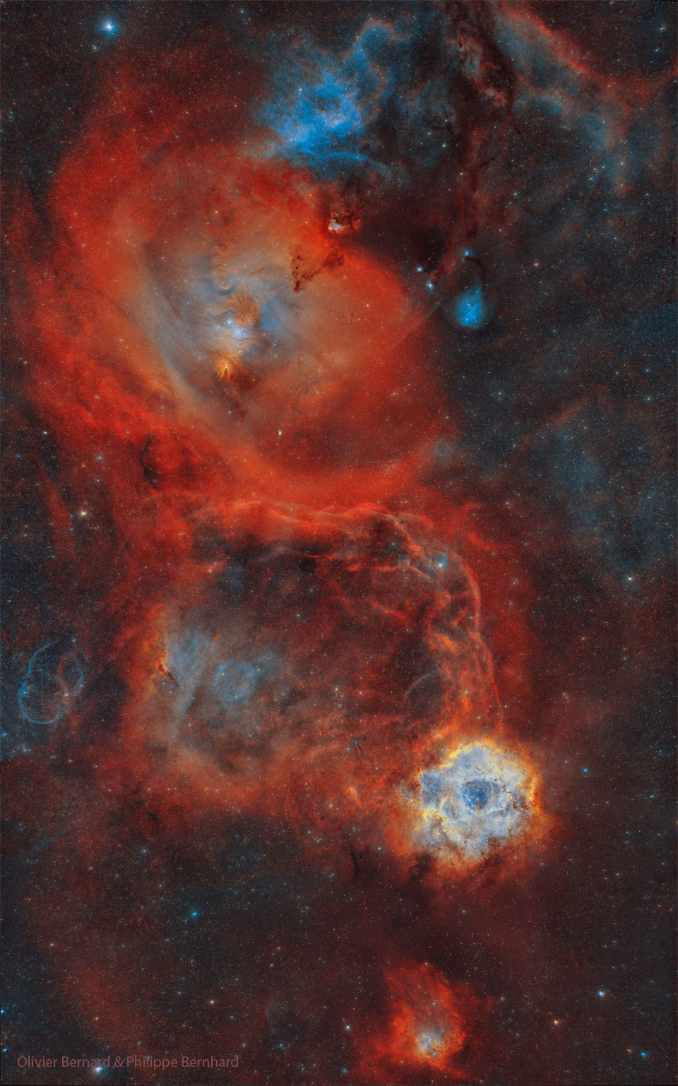 A busy star field is shown with several large red
nebulae. The Rosette Nebula is among them and seen on 
the lower right, while the nebula surrounding the 
Cone Nebula is larger and visible toward the upper left.
Więcej szczegółowych informacji w opisie poniżej.