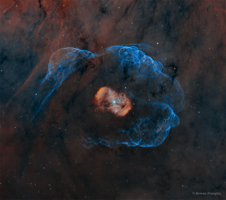 W centrum czerwonej mgławicy, otoczonej przez większą, słabą niebieską mgławicę, 
widoczna jest jasna gwiazda. Otaczające pole gwiazdowe zawiera słabe, czerwono-brązowe obłoki emisyjne.
Więcej szczegółowych informacji w opisie poniżej.