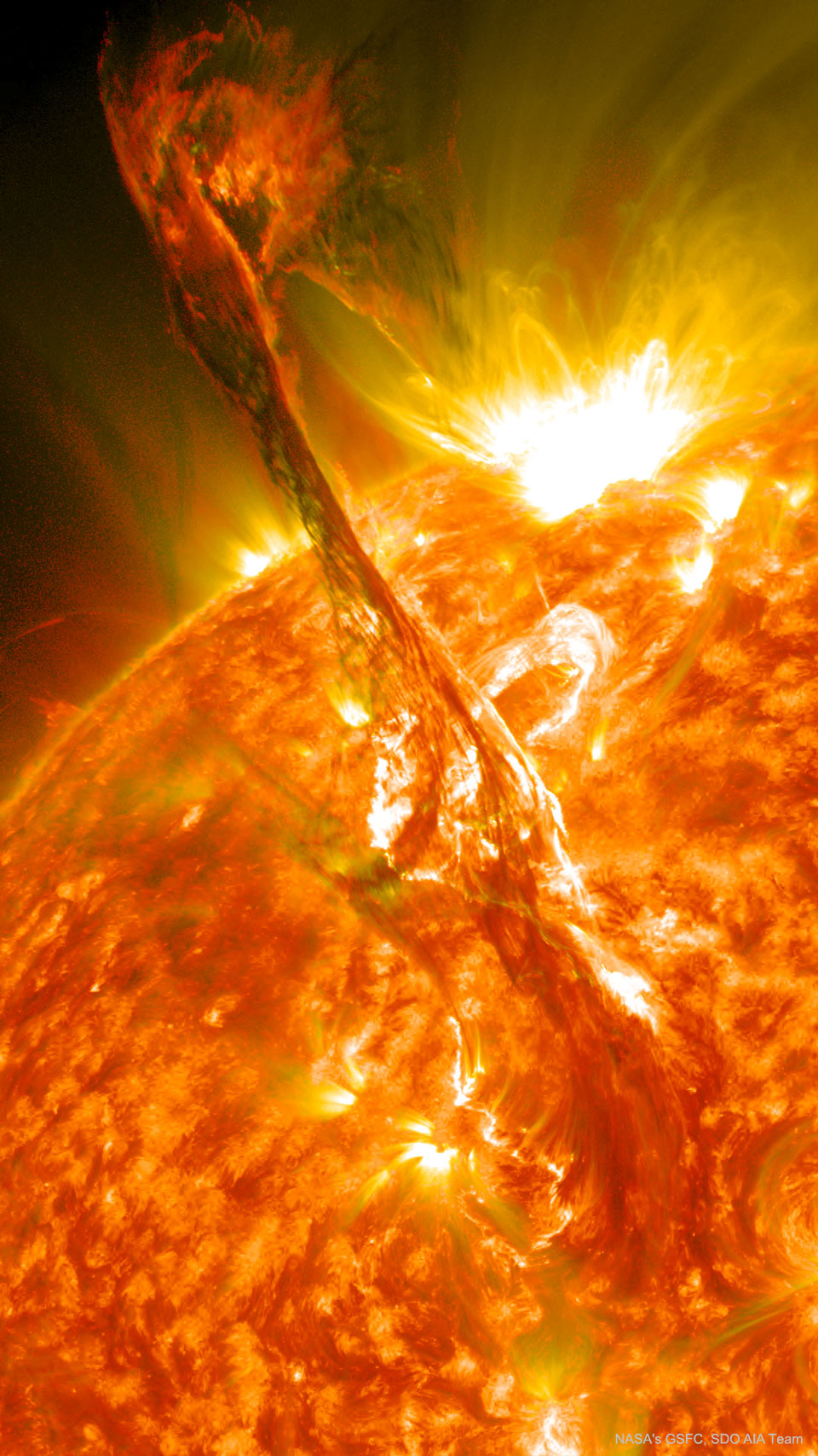 A large filament on the upper left is seen lifting 
away from the Sun, pictured on the lower right.
Więcej szczegółowych informacji w opisie poniżej.