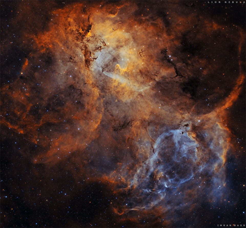 A starfield is shown with a large colorful emission
nebula in the center. The outline of this emission
nebula has a resemblance to a lion.
Więcej szczegółowych informacji w opisie poniżej.