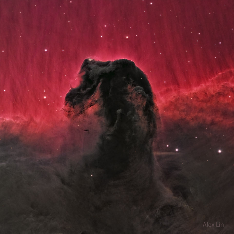 The top half glows red, while the bottom half is filled
 with dark dust. Protruding into the red is a dark dust
lane that resembles a horse's head. 
Więcej szczegółowych informacji w opisie poniżej.