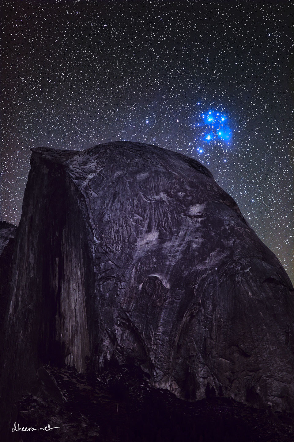 A cluster of bright blue stars is seen on the upper right
while an unusual dome-like mountain occupies most of the 
frame.
Więcej szczegółowych informacji w opisie poniżej.