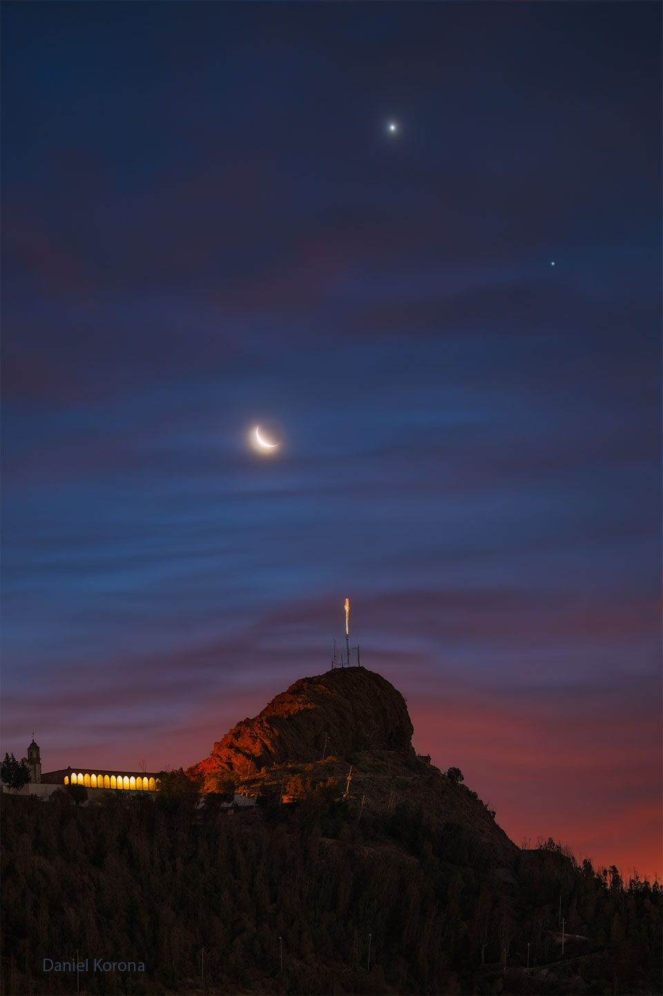 The featured image shows a night sky over a distant hill.
The night sky has three bright objects: a crescent moon, the planet
Venus (highest), and the planet Saturn. Taken together, the moon
and planets make a happy face icon. 
Więcej szczegółowych informacji w opisie poniżej.