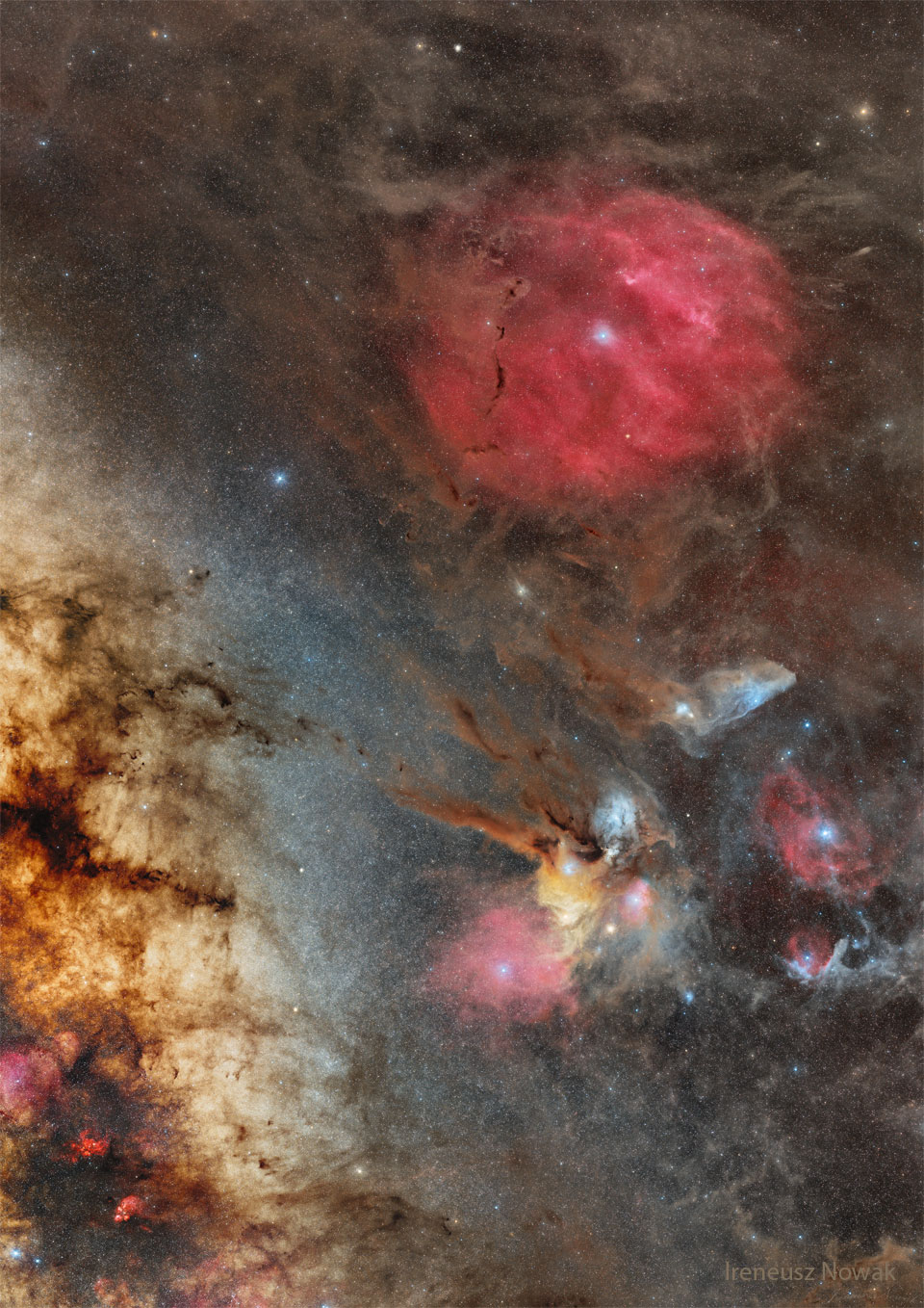 A very colorful sky field is shown featuring many stars and
nebulas that appear red, yellow, blue, and brown. 
Więcej szczegółowych informacji w opisie poniżej.