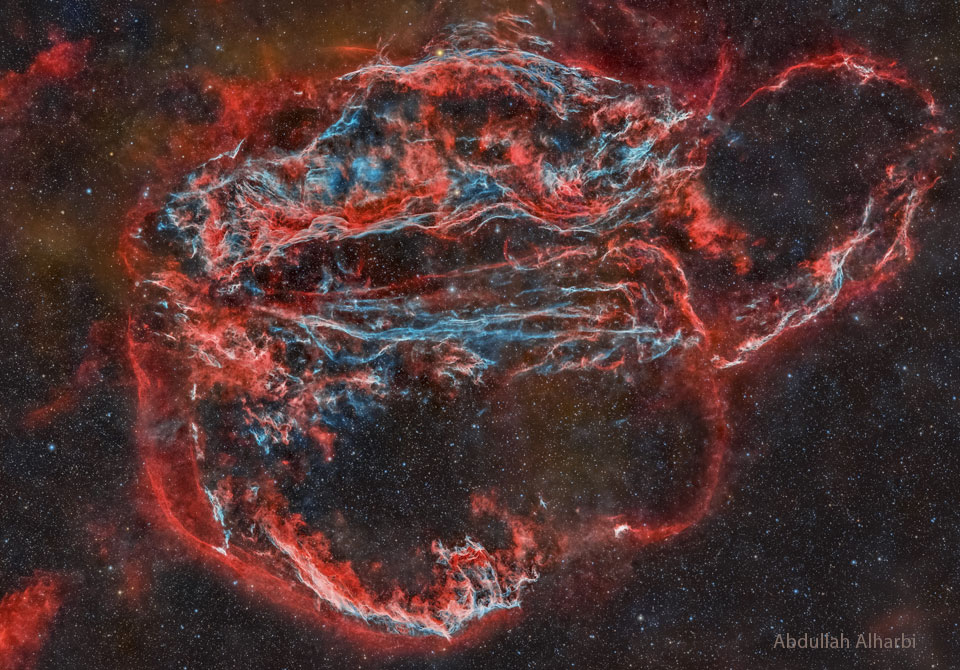 The featured image shows a night sky with a large
complex nebula in red and blue. The Veil Nebula has several famous
components such as the Bat and Witch's Broom Nebulas. 
Więcej szczegółowych informacji w opisie poniżej.