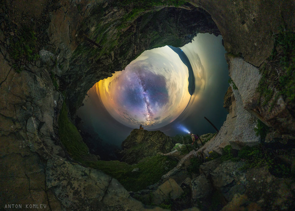 A fisheye image of the sky is shown on the left
with the landscape-foreground surrounding it. The plane of
our Milky Way Galaxy runs down the center. At first glance
the sky looks like oddly like an eye of a dragon. 
Więcej szczegółowych informacji w opisie poniżej.