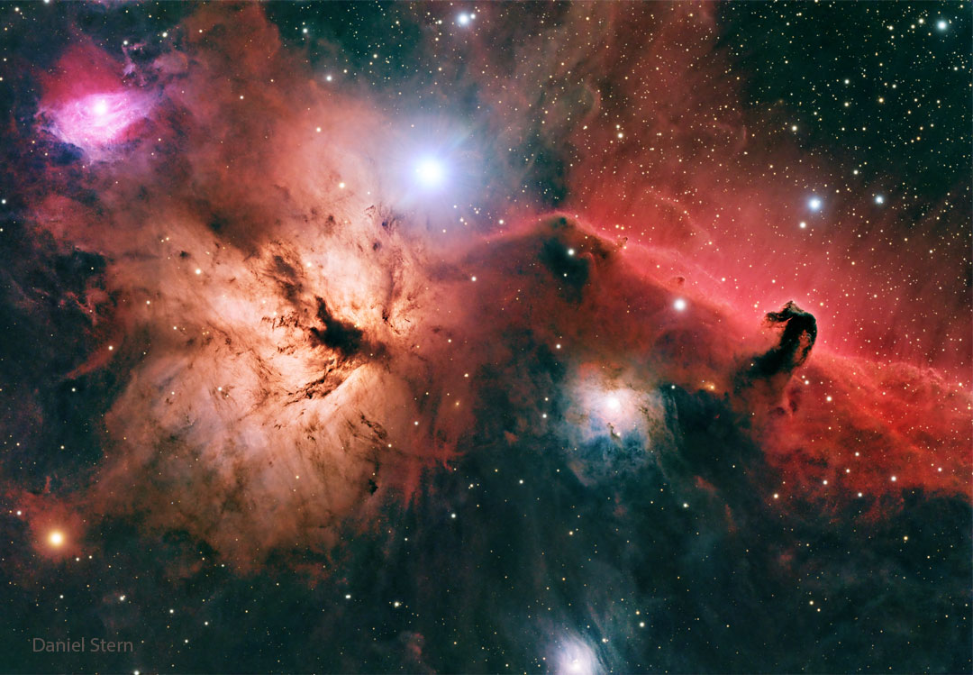 A starfield is shown with bright and dark nebulae of 
different shapes and colors.
Więcej szczegółowych informacji w opisie poniżej.