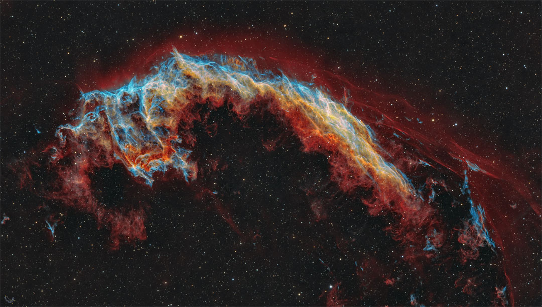 The featured image shows a starfield with a multi-
colored nebula in the center. The nebula is quite
filamentary but appears to some like a bat.
Więcej szczegółowych informacji w opisie poniżej.