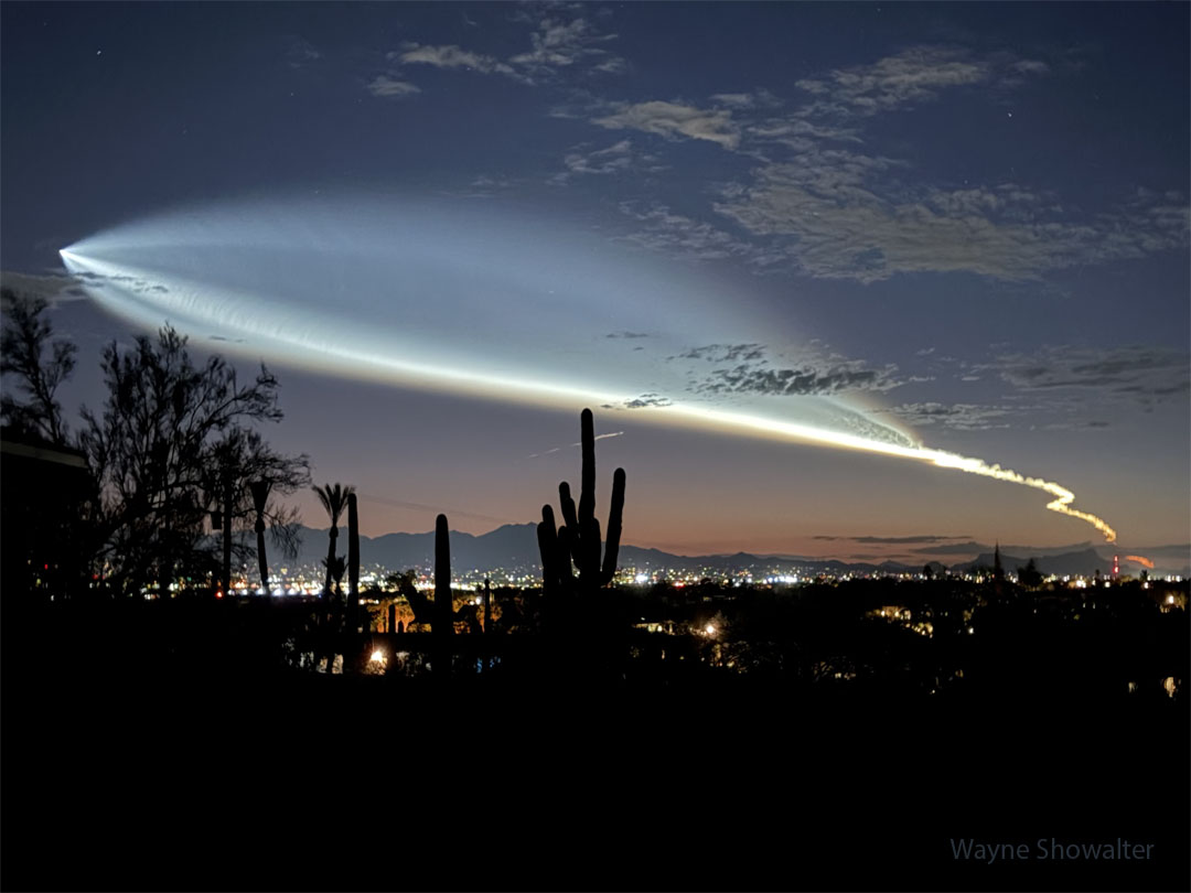 Zdjęcie przedstawia na horyzoncie panoramę miasta Tucson zaraz po zachodzie Słońca oraz kaktus Saguaro, widoczny na pierwszym planie. 
Na niebie wyraźnie widać obłoki dziwnie ukształtowane niczym ryba. Jest to jednak pióropusz rakiety, która wystartowała z Kalifornii.
Więcej szczegółowych informacji w opisie poniżej.