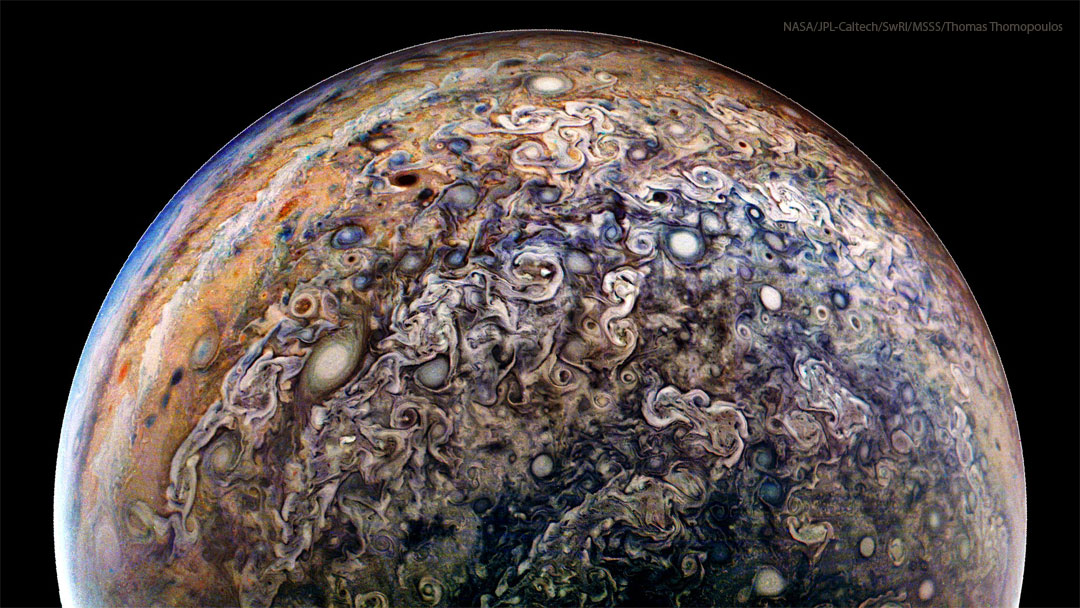 Na zdjęciu pokazano planetę Jowisz, widzianą pod niespotykanym kątem.
Najwyraźniejsze są mieszające się i wirujące kłęby chmur, w tym
liczne owalne burze. Zobacz opis. Po kliknięciu obrazka załaduje się wersja
 o&nbsp;największej dostępnej rozdzielczości.
